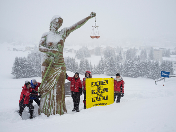 Des militants de Greenpeace ont inauguré une statue représentant l'allégorie de la Justice dans les environs de Davos. © Keystone/Greenpeace Switzerland/Flurin Bertschinger