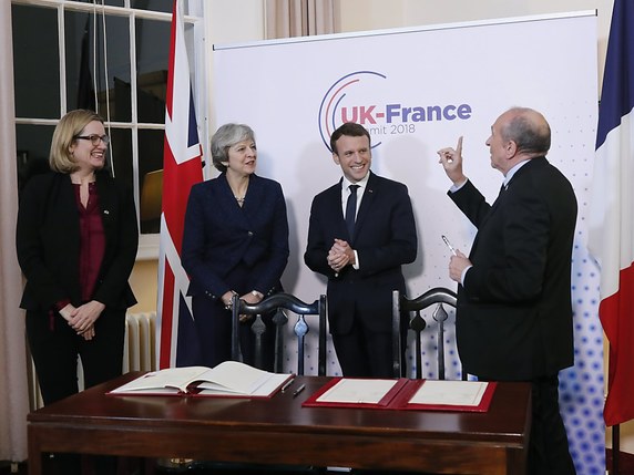 Emmanuel Macron et Theresa May ont signé un nouveau traité sur le contrôle de l'immigration entre la France et le Royaume-Uni. © KEYSTONE/EPA POOL/IAN LANGSDON / POOL
