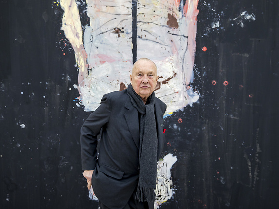 Georg Baselitz devant une oeuvre récente ("Avignon ade" 2017) exposée dans le cadre d'une rétrospective à la Fondation Beyeler à Riehen (BS). © KEYSTONE/PATRICK STRAUB