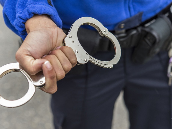 Un suspect a été interpellé vendredi et placé en détention (photo symbolique). © KEYSTONE/LUKAS LEHMANN