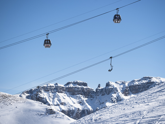 Le domaine skiable du Flumserberg (SG) est vaste. Mais apparemment pas assez pour les skieurs qui en sont sortis et auraient déclaré l'avalanche (archives). © KEYSTONE/GIAN EHRENZELLER