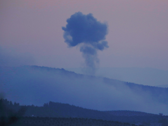 Des avions de combat ont procédé à des frappes côté syrien, provoquant d'énormes panaches de fumée dans le ciel. © KEYSTONE/AP/LEFTERIS PITARAKIS