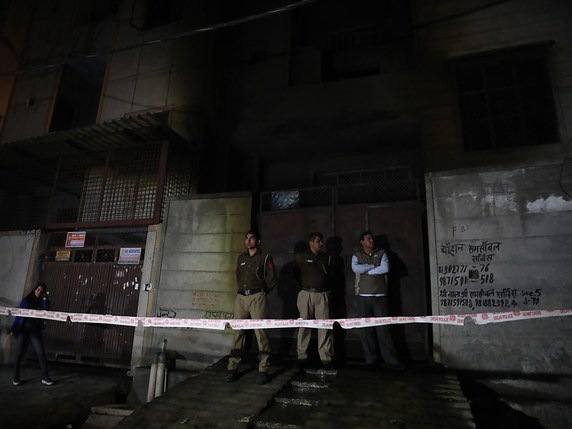Le gouvernement indien a ouvert une enquête pour déterminer l'origine de l'incendie qui a coûté la vie à au moins dix-sept ouvriers samedi au nord de New Delhi. © KEYSTONE/EPA/RAJAT GUPTA