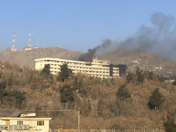 L'attaque perpétrée à l'hôtel Intercontinental de Kaboul est en cours depuis onze heures. Au moins cinq personnes ont trouvé la mort, selon les services de renseignement afghans. © KEYSTONE/AP/RAHMAT GUL
