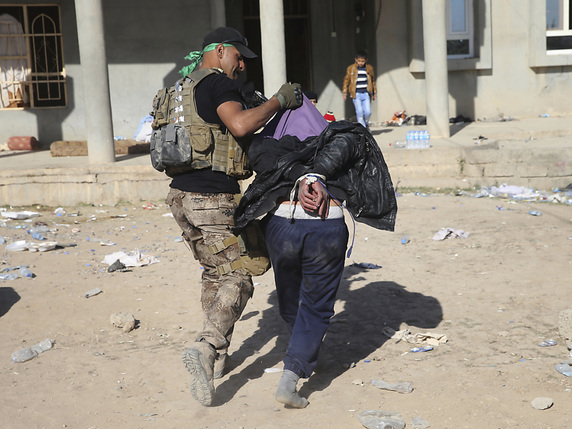 L'incertitude demeure sur le nombre de militants de l'EI faits prisonniers en Irak (archives) © KEYSTONE/AP/HUSSEIN MALLA