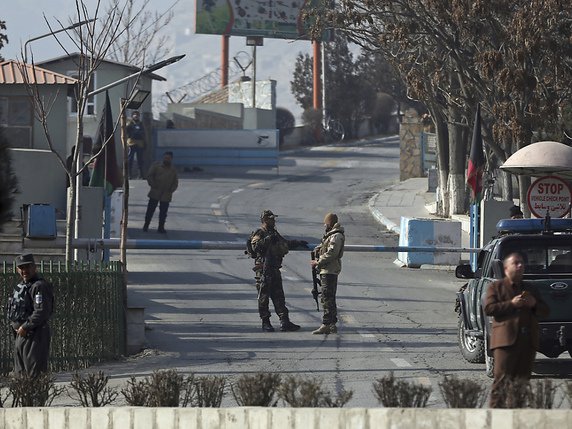 Des agents de sécurité surveillent les alentours de l'hôtel Intercontinental à Kaboul. © KEYSTONE/AP MH/MASSOUD HOSSAINI