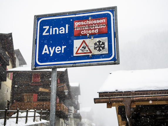 De nombreuses évacuations ont été ordonnées dimanche en Valais, comme à Zinal. © KEYSTONE/JEAN-CHRISTOPHE BOTT