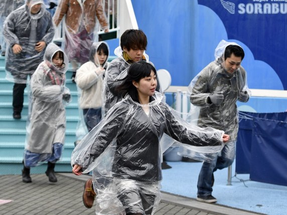 Exercice d'évacuation grandeur nature lundi à Tokyo © KEYSTONE/EPA/FRANCK ROBICHON