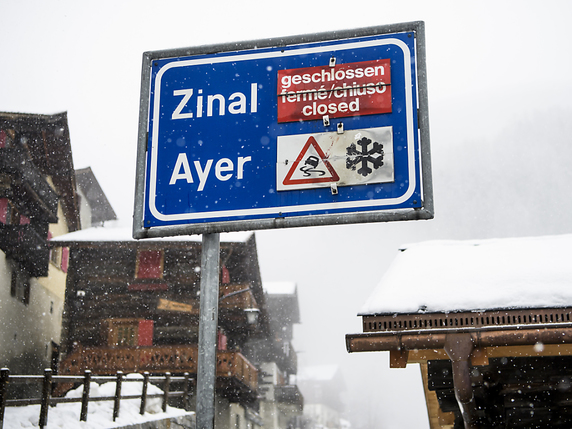 Le danger d'avalanche de degré 5 sur 5 en Valais a nécessité la fermeture de nombreuses routes de montagne. La vallée de Conches, le Lötschental, le Simplon, la vallée de Saas, Loèche-les-Bains, Zermatt, Zinal, Arolla sont inaccessibles. Une journée de tous les dangers s'annonce pour le Valais. © KEYSTONE/JEAN-CHRISTOPHE BOTT