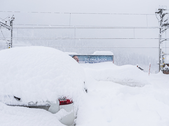 Depuis samedi, il est tombé par endroits jusqu'à un mètre de neige supplémentaire, comme ici dans la vallée de Conches, en Valais. © KEYSTONE/DOMINIC STEINMANN
