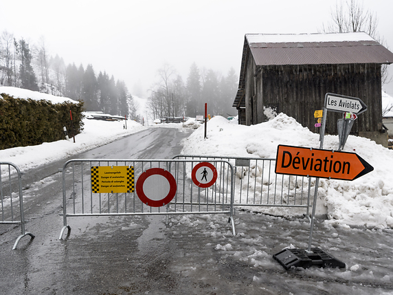 La route cantonale reliant Le Sepey au col du Pillon restera fermée mardi entre le Rosex et les Diablerets, à cause du risque élevé d'avalanches. © KEYSTONE/JEAN-CHRISTOPHE BOTT