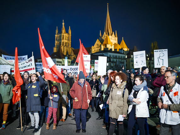 Des fonctionnaires vaudois ont manifesté jeudi soir à Lausanne contre le nouveau plan de financement de la caisse de pensions. Ils étaient environ 4000. © KEYSTONE/VALENTIN FLAURAUD
