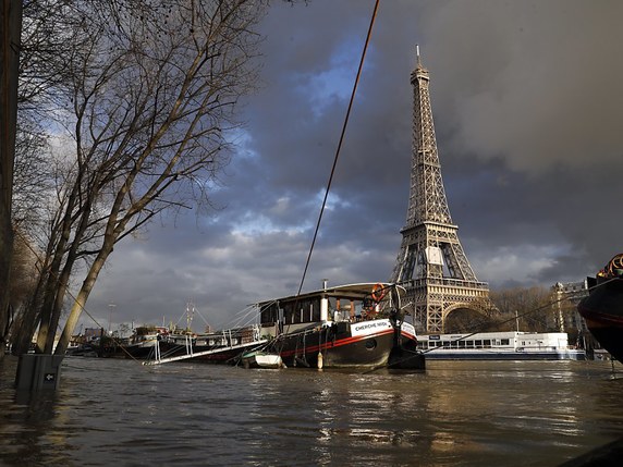 Les eaux débordent sur les berges de la Seine près de la Tour Eiffel à Paris. © KEYSTONE/EPA/ETIENNE LAURENT