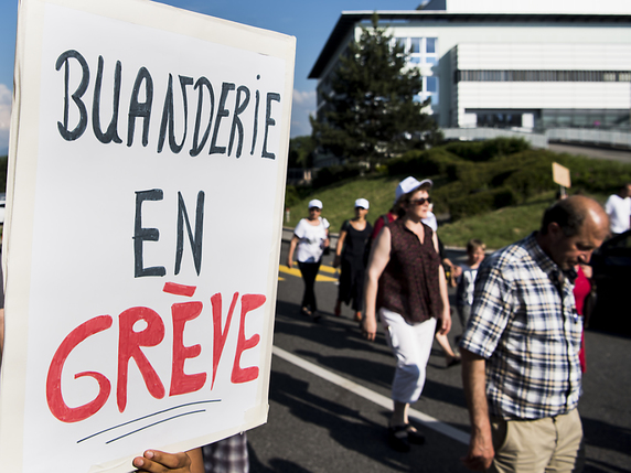 La décision d'externaliser la buanderie de l'Hôpital fribourgeois avait provoqué une grève du personnel en juin 2017 (archives). © KEYSTONE/JEAN-CHRISTOPHE BOTT