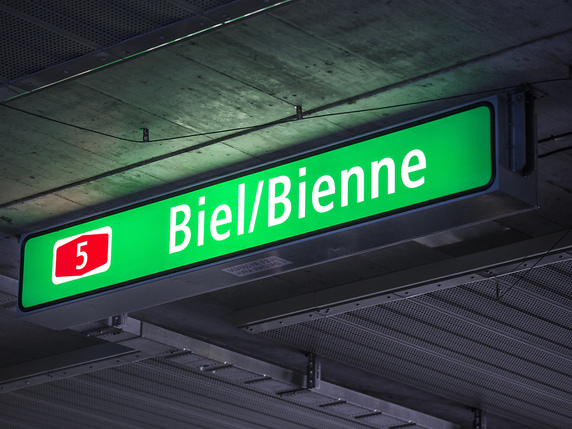 Neuf panneaux qui ne comportent que l'inscription "Biel" seront remplacés par "Biel/Bienne" (archives). © KEYSTONE/PETER KLAUNZER