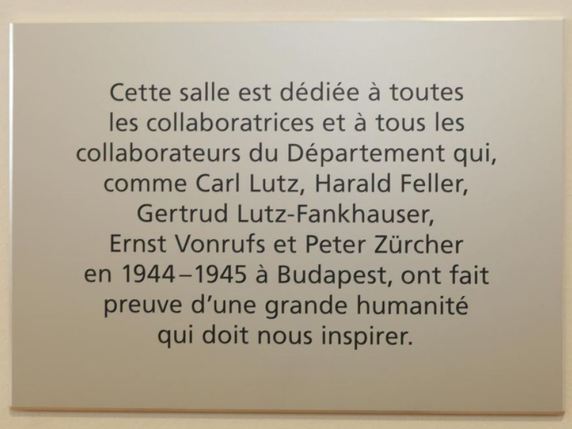 La plaque commémorative a été fixée dans la principale salle de réunion du DFAE. © DFAE
