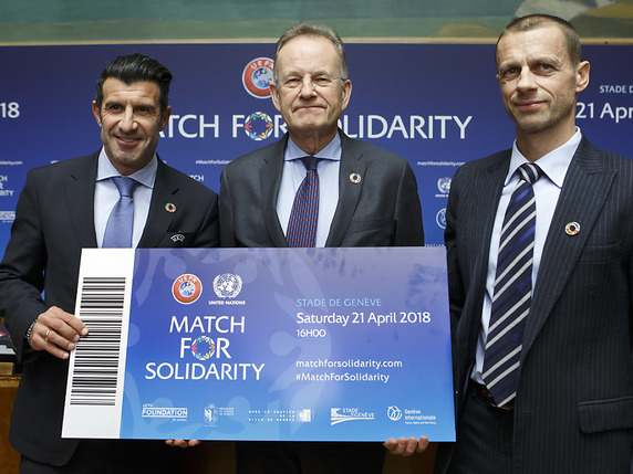 Luis Figo, le directeur général de l'ONU Michael Möller et le président de l'UEFA Aleksander Ceferin réunis pour une bonne cause. © KEYSTONE/AP Keystone/SALVATORE DI NOLFI