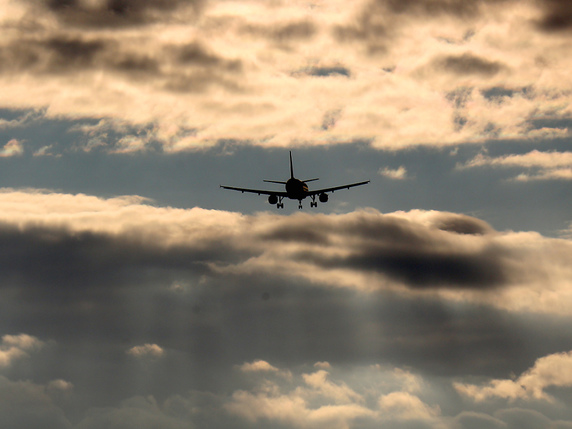 Quelque 4,1 milliards de personnes voyagent par avion chaque année et un tiers de la marchandise échangée dans le monde l'est par voie aérienne (image symbolique). © KEYSTONE/AP/LIONEL CIRONNEAU