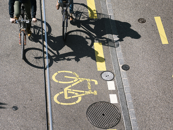 Le Conseil fédéral ne souhaite pas instaurer de distance minimale pour dépasser les vélos (archives). © KEYSTONE/CHRISTIAN BEUTLER