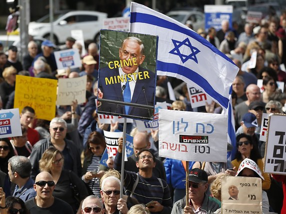 Quelques milliers d'Israéliens ont réclamé à Tel-Aviv la démission du Premier ministre Benjamin Netanyahu. © KEYSTONE/EPA/ABIR SULTAN