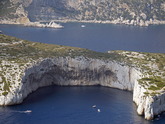 Les calanques de Marseille sont un massif littoral s'étendant sur plus de vingt kilomètres le long de la mer Méditerranée. Ici le cap Morgiou (archives). © KEYSTONE/AP POOL AFP/BORIS HORVAT