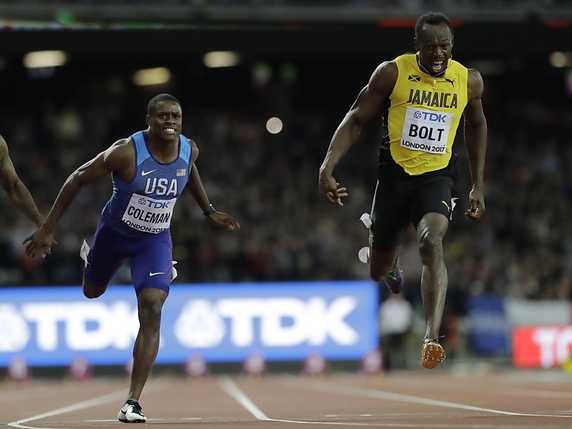 Christian Coleman, à gauche, avait devancé Bolt lors des Mondiaux 2017 (archives). © KEYSTONE/AP/DAVID J. PHILLIP