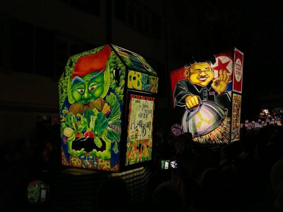 Les lanternes transportées avant même que le soleil ne se lève font la fierté du carnaval de Bâle. Cette année, même le conflit coréen y a trouvé une place. © Michael Wieland/SDA