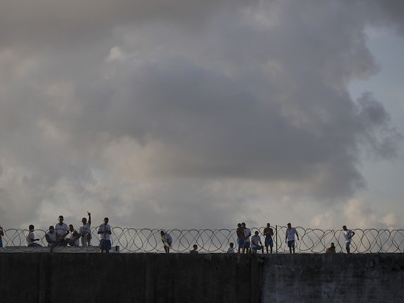 Le Brésil compte la troisième population carcérale du monde, avec 726'712 détenus recensés en juin 2016, soit quasiment deux fois plus que le nombre de places dans les prisons du pays. Ici lors d'une mutinerie en janvier 2017 (archives). © KEYSTONE/AP/FELIPE DANA