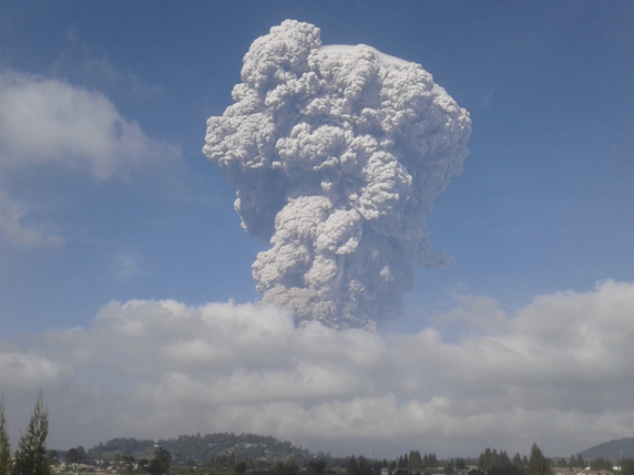 Une éruption volcanique du mont Sinabung en Indonésie a projeté dans l'atmosphère une épaisse colonne de fumée atteignant près de 5000 mètres de haut. © KEYSTONE/AP/SUGENG NURYONO