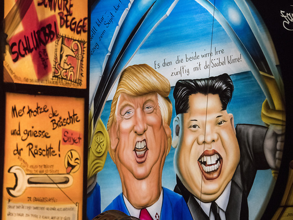 Donald Trump et Kim Jong Un sur la lanterne d'une clique lundi matin au "Morgestraich". © KEYSTONE/ENNIO LEANZA