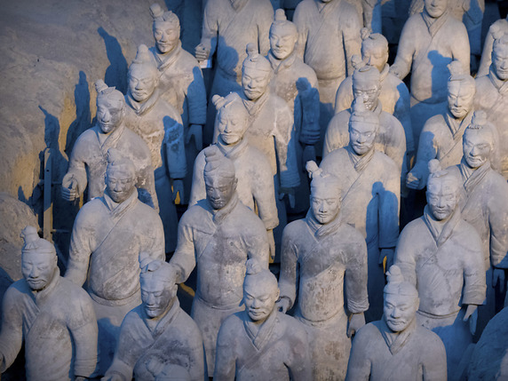 Les 8000 guerriers en terre cuite mis au jour à Xian, dans le nord de la Chine, à partir de 1974, sont les gardiens de la tombe du premier empereur de Chine, Qin Shihuang mort en 210 avant notre ère (archives). © KEYSTONE/AP/MARK SCHIEFELBEIN