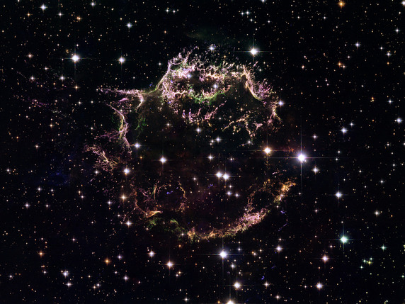 Une supernova est l'ensemble de phénomènes qui accompagnent la mort d'une étoile et qui sont très violents car la matière composant l'astre est éjectée à des vitesses de plusieurs milliers de kilomètres par seconde (archives). © KEYSTONE/AP NASA, ESA