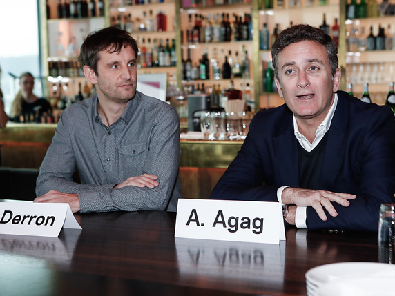 Alejandro Agag, le patron de la Formule E, et Pascal Derron, le directeur du Zurich E-Prix 2018. La course de bolides électriques aura lieu le 10 juin. © KEYSTONE/SIGGI BUCHER
