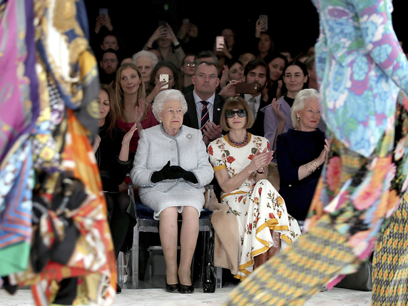 La reine Elizabeth II a assisté à la présentation du jeune styliste britannique Richard Quinn, à qui elle a remis le premier "prix Elizabeth II de la mode". © KEYSTONE/AP PA POOL/YUI MOK