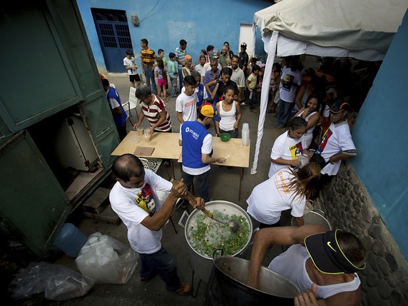 Près d'un quart d'entre eux mangent deux fois ou moins par jour (image d'illustration). © KEYSTONE/AP/FERNANDO LLANO