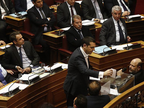 Le débat au Parlement grec s'est poursuivi durant la nuit. © KEYSTONE/EPA ANA-MPA/ALEXANDROS VLACHOS