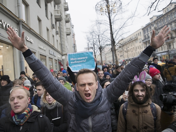 L'opposant russe Alexeï Navalny (au centre) avait pour la dernière fois été brièvement interpellé le 28 janvier, lors d'une manifestation qu'il avait organisée à travers le pays pour dénoncer la "supercherie" de la présidentielle russe (archives). © KEYSTONE/AP/EVGENY FELDMAN