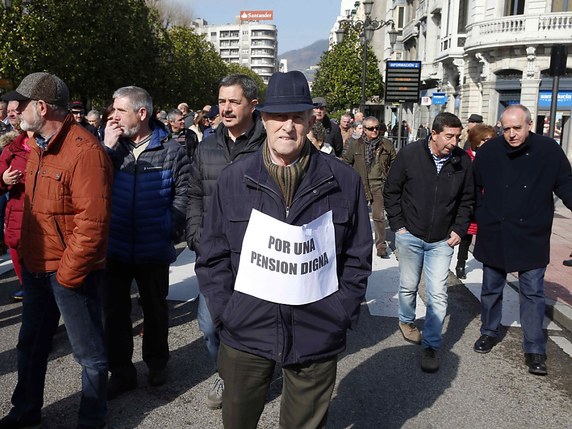 Des milliers de retraités ont manifesté jeudi dans plusieurs villes d'Espagne, ici à Oviedo, pour défendre leurs retraites. © KEYSTONE/EPA EFE/JOSE LUIS CEREIJIDO