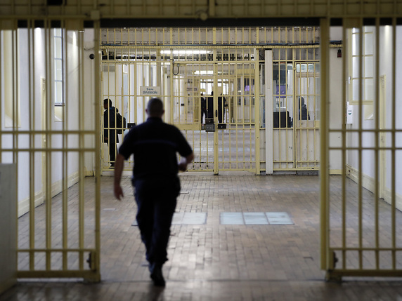 Le projet annoncé vendredi prévoit la création de 1500 places de prison mais met plaide pour une "approche large" de la lutte contre la radicalisation (image d'illustration). © KEYSTONE/AP/CHRISTOPHE ENA