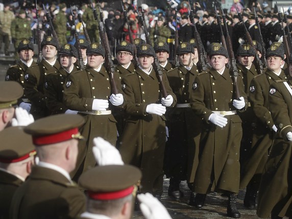 Quelque 11'000 soldats participaient à la parade, ainsi qu'une centaine de véhicules des unités de l'armée estonienne et de plusieurs pays membres de l'OTAN. © KEYSTONE/EPA/VALDA KALNINA