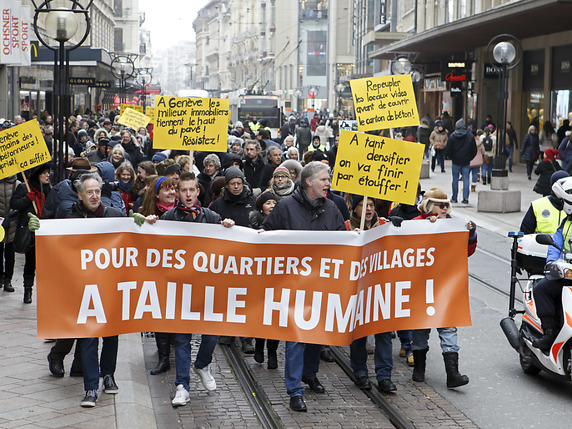 Près de 200 personnes ont défilé samedi à Genève pour protester contre la densification du canton. © KEYSTONE/SALVATORE DI NOLFI