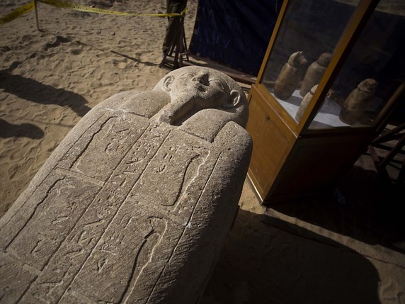 La nécropole découverte au sud du Caire contenait 40 sarcophages en pierre et un millier de petites statues. © KEYSTONE/EPA/IBRAHIM YOUSSEF