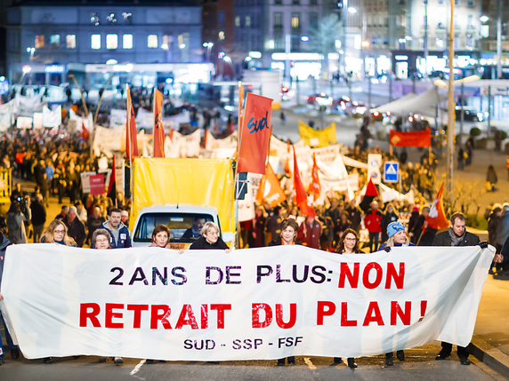 Environ 4000 personnes avaient manifesté en janvier dernier à Lausanne contre le plan de financement de la Caisse de pensions de l'Etat de Vaud (archives). © KEYSTONE/VALENTIN FLAURAUD