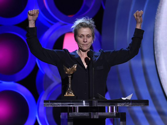 Frances McDormand a remporté samedi à Santa Monica en Californie lors des Spirit Awards le trophée récompensant la meilleure actrice pour son rôle dans "3 Billboards: les panneaux de la vengeance". © KEYSTONE/AP Invision/CHRIS PIZZELLO