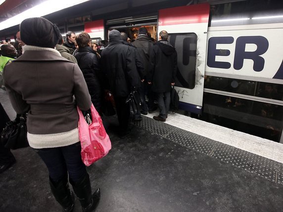 En région parisienne, "90% des femmes qui prennent les transports en commun considèrent avoir été victimes d'une violence soit physique, soit verbale, soit d'une forme de harcèlement" a rappelé le porte-parole du gouvernement français (photo prétexte). © KEYSTONE/EPA/IAN LANGSDON