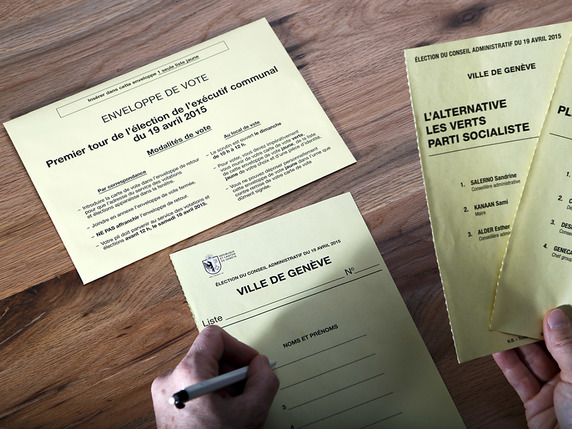 Les Genevois ne doivent rien payer pour envoyer leur bulletin de vote par courrier. Mais ce n'est pas le cas de tous les Suisses. Le National souhaite que le vote par correspondance soit gratuit (archives). © KEYSTONE/SALVATORE DI NOLFI