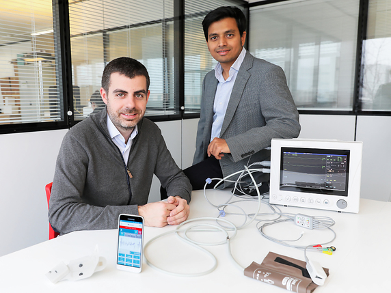 Francisco Rincon et Srinivasan Murali présentent le dispositif créé par leur jeune pousse installée dans le giron de l'EPFL. © Keystone/ALAIN HERZOG