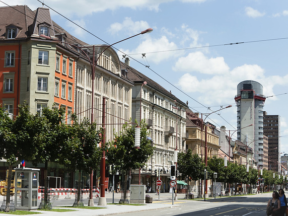 L'artère principale de La Chaux-de-Fonds, l'Avenue Léopold-Robert, est restée fermée à la circulation durant près de cinq heures dans un sens (archives). © KEYSTONE/GAETAN BALLY