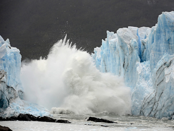 L'eau a commencé à s'infiltrer dans le glacier Perito Moreno. © KEYSTONE/AP/FRANCISCO MUNOZ