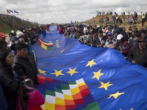 Des dizaines de milliers de Boliviens ont tenu hier le "drapeau de la revendication maritime", déployé le long d'une route des Andes. © KEYSTONE/AP/JUAN KARITA